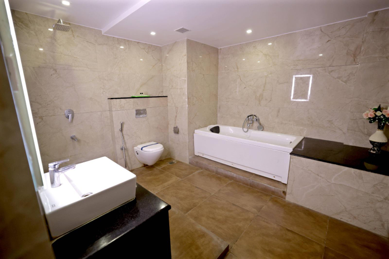 Bathroom, Hotel Ruby Palace Trichy, Tiruchirappalli