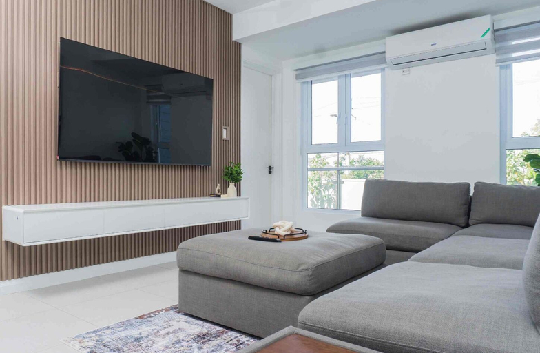 Living area 2, Kingston Comfy 1BR Apartment with pool