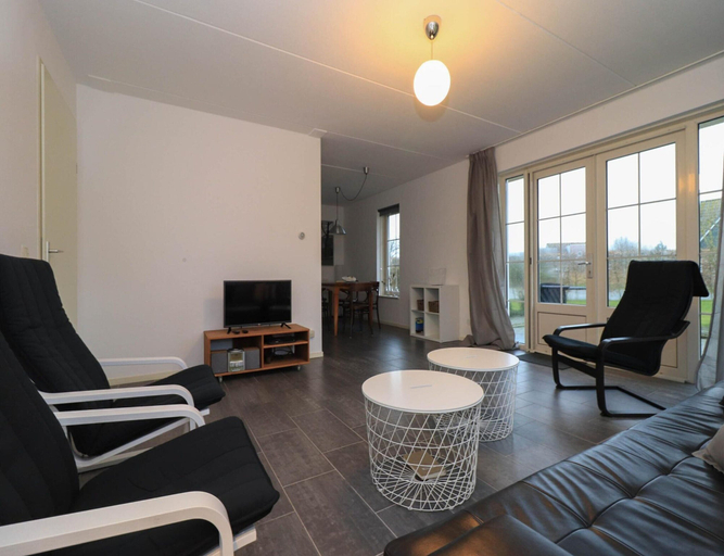 Living room 2, 6-guest Deluxe Beach Villa With Sauna, Wûnseradiel