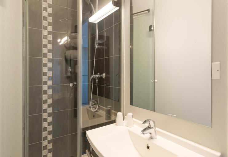 Bathroom 3, B&B HOTEL Romilly-sur-seine, Aube