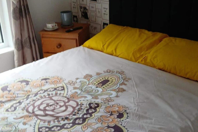 Room 4, Barmouth Harbour 2-bed Flat, Sleeps 8 w/ Sea View, Gwynedd