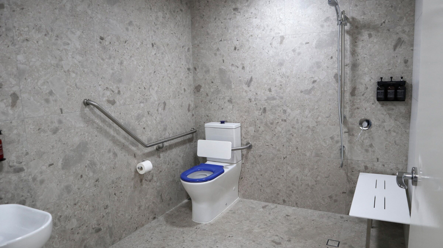 Bathroom 4, 40 on Marshall Street, Goondiwind