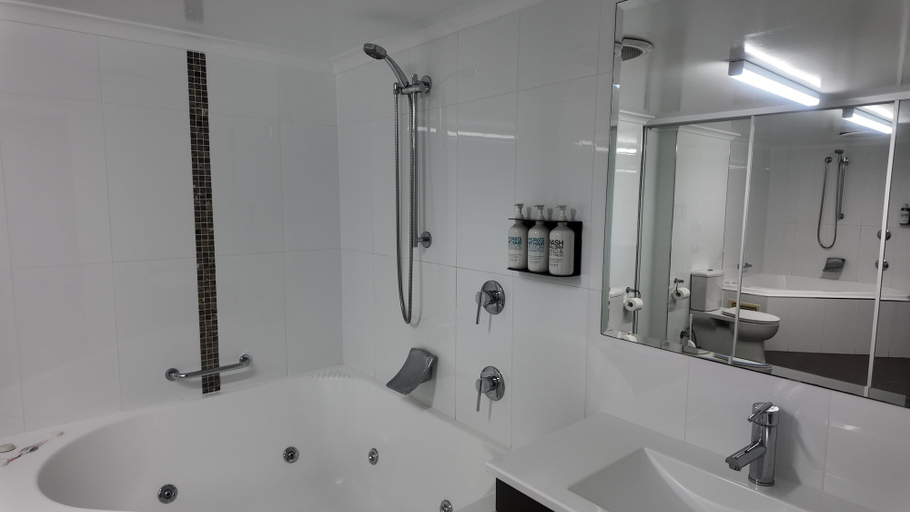 Bathroom 4, Albacore Apartments, Bega Valley