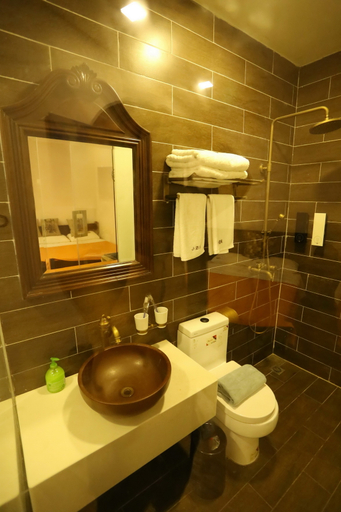 Bathroom 2, The Little Dimples, Shenzhen