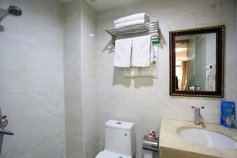 Bathroom 4, NATURE HOTEL (Yuehu Park North Subway Station Changsha University Store), Changsha