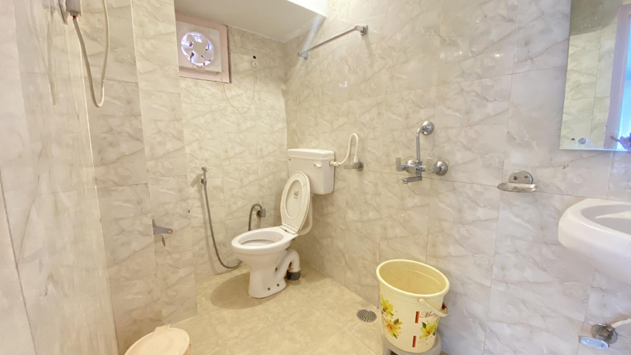 Bathroom, Ocean by Mayassar Stays, Kullu