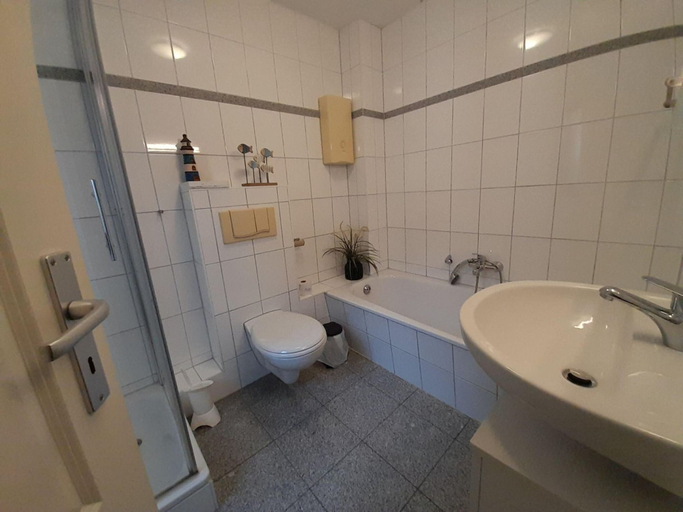 Bathroom, Gemutliches Ferienhaus mit Garten im Hafendorf Muritz in Rechlin, Mecklenburgische Seenplatte