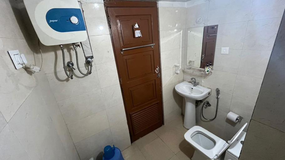Bathroom 3, Hotel Valentino Darjeeling near Mall Road, Darjiling