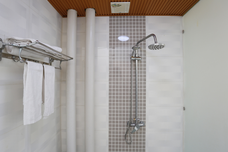 Bathroom 3, Super 8 Hotel Benxi Railway Station, Benxi