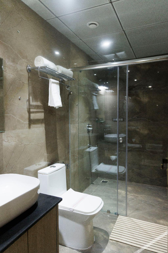 Bathroom 4, Hotel Aryavilas - A Luxury Boutique Hotel, Mathura