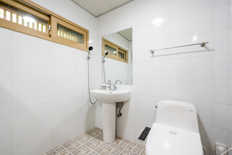 Bathroom 2, yongyang sanchon saenghwal chaehum maeul pension, Yeongyang