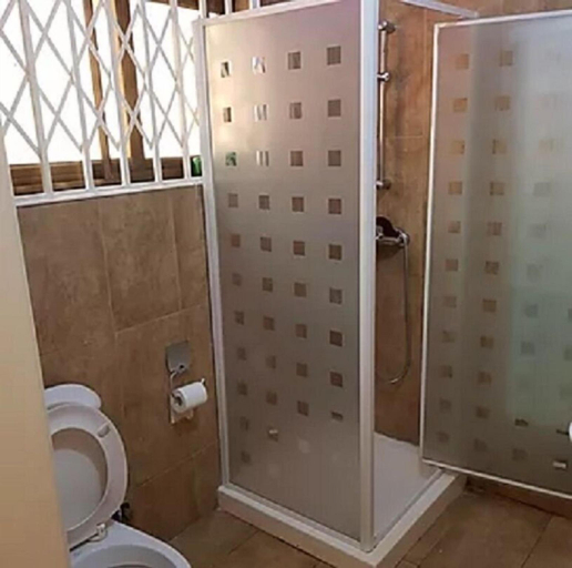 Bathroom, JBK Hostels Adjirinaganor, Accra