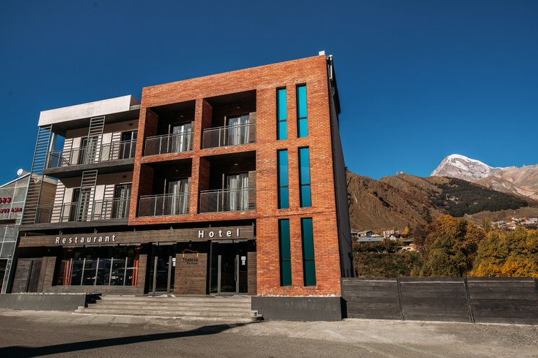 Exterior & Views