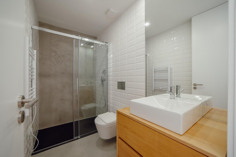 Bathroom 4, コートヤード オポルト デザイン  アパートメント K ウィズ テラス, Porto