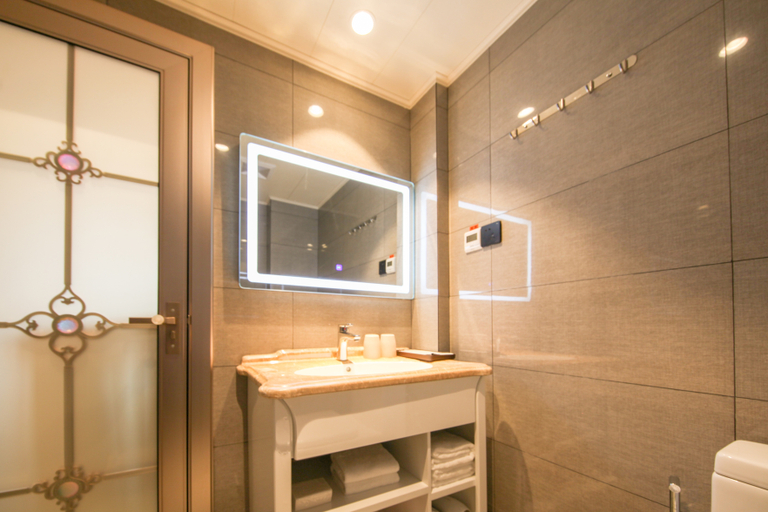 Bathroom, RU YI Hotel (Nanjing Confucius Temple Scenic Area), Nanjing