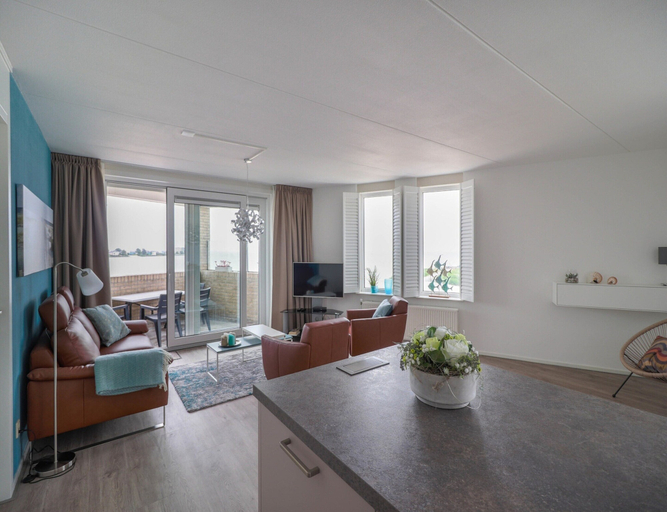 Living room 5, Sun-facing Apartment With Ijsselmeer Views, Wûnseradiel