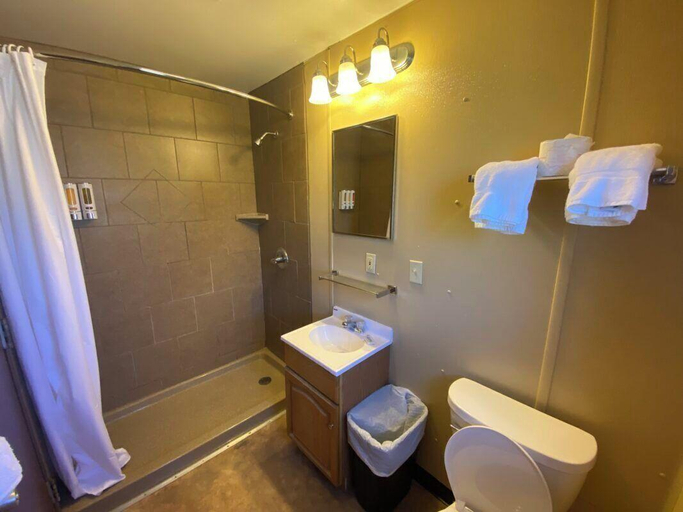 Bathroom, Thousand Hills, Adair