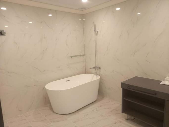 Bathroom 5, Busan Seomyeon Park Hotel, Busanjin