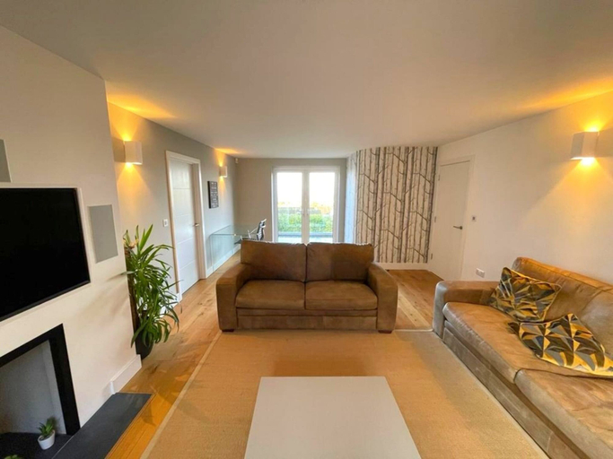 Living room 3, Lush Beach House With hot tub Access, Devon
