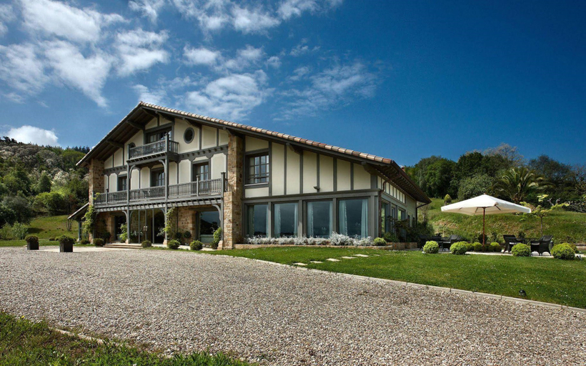 Exterior & Views