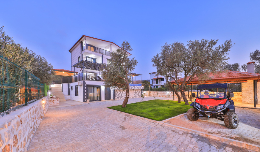 Exterior & Views