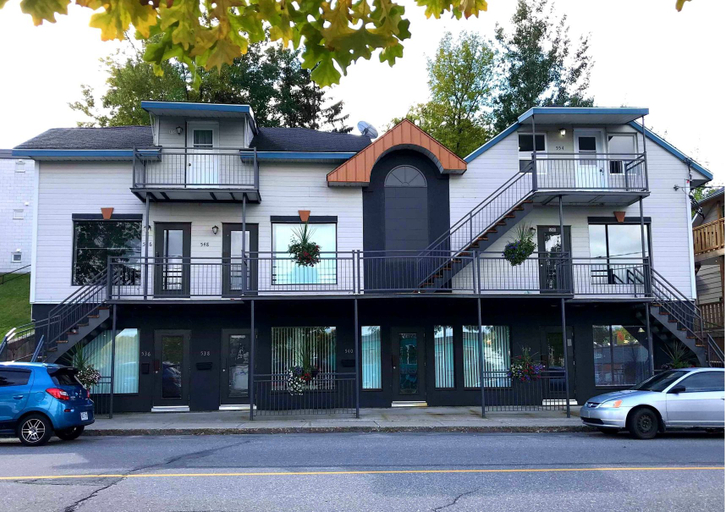 Exterior & Views