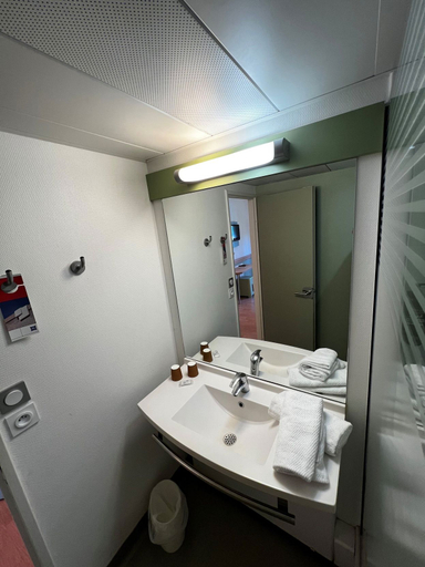 Bathroom 3, ibis budget Marseille Est Porte d'Aubagne, Bouches-du-Rhône