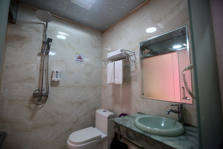 Bathroom 2, Yinhai Express Hotel, Nanchang