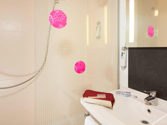 Bathroom 3, Ibis Styles Béthune Bruay, Pas-de-Calais