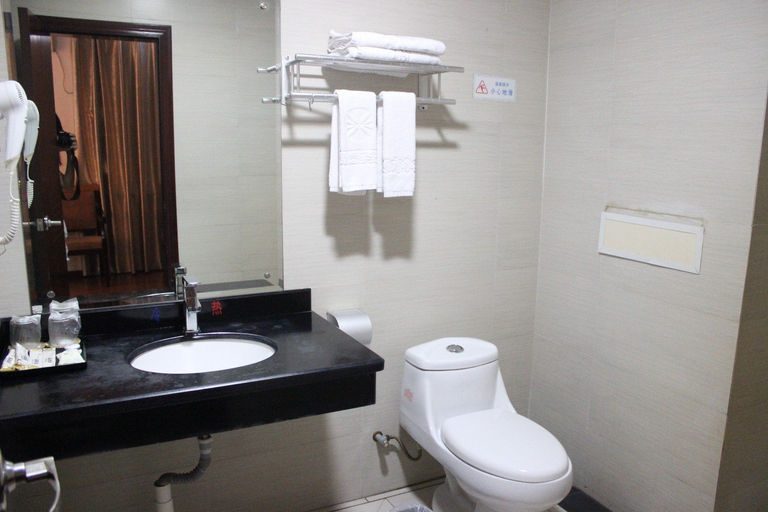 Bathroom 2, Zhaoyuan Hotel, Zhanjiang