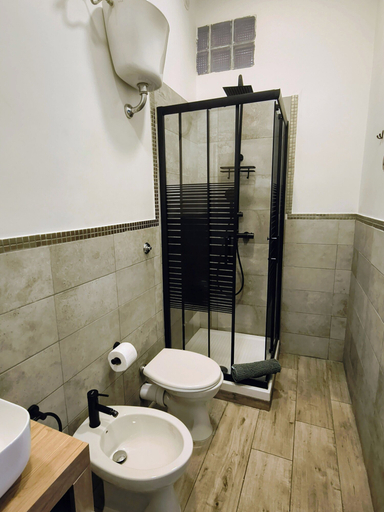 Bathroom 4, Bella mbriana, Napoli