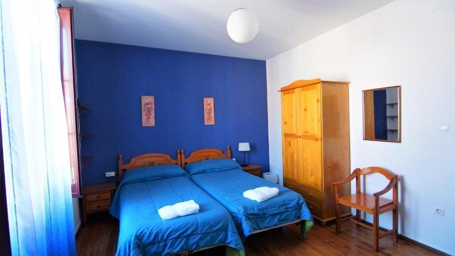 Bedroom 2, Pensión Sandoval by gaiarooms, León