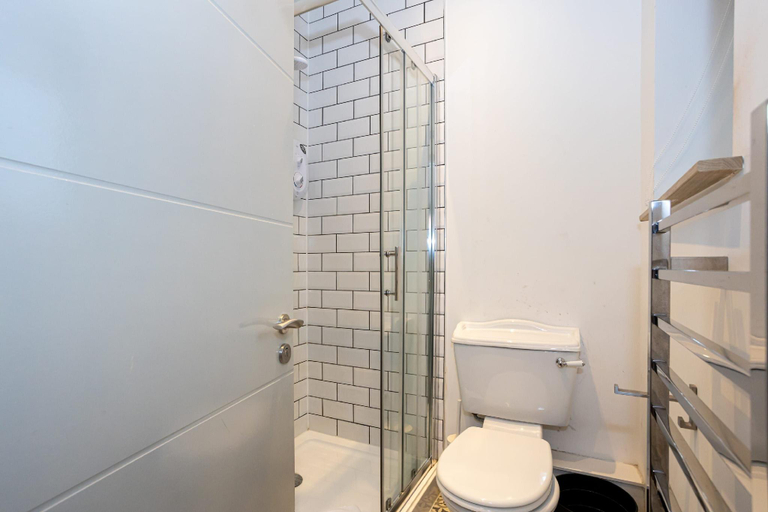 Bathroom 3, Modern Duplex Close to City Centre Old Trafford, Manchester