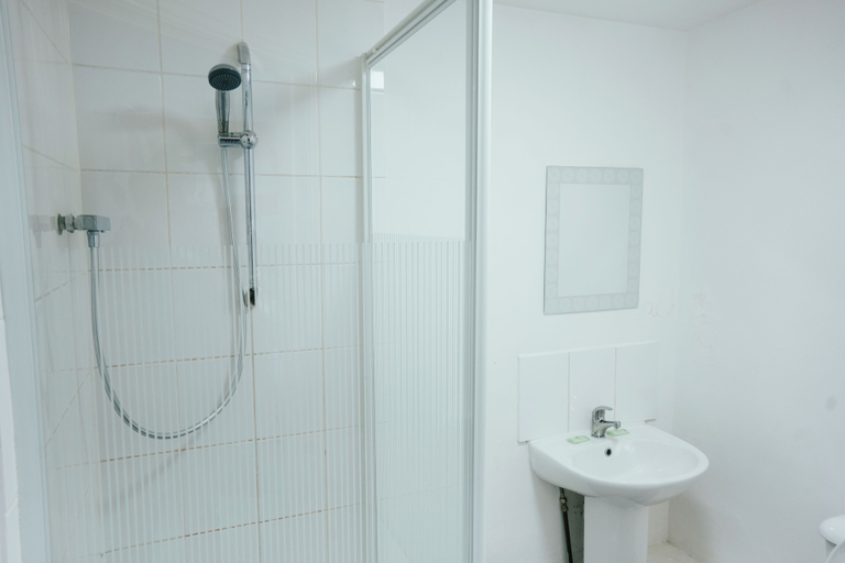 Bathroom 4, Hotels 247, Newport