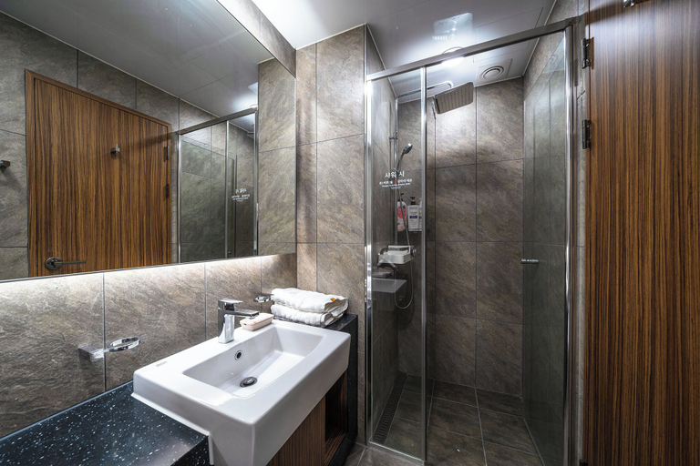 Bathroom 3, sky & sea hotel, Jung
