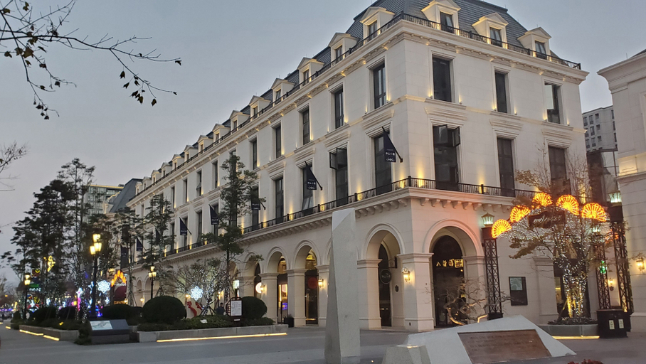 Exterior & Views