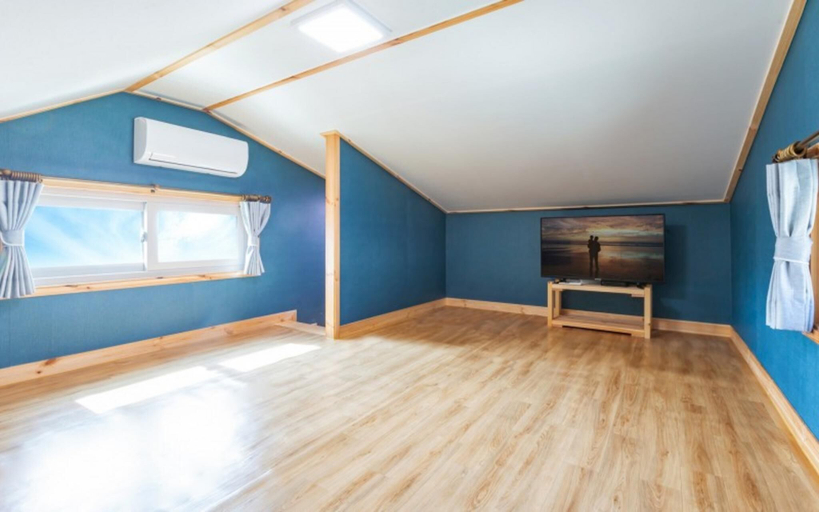 Bedroom 2, Tongyeong Friend Pension, Tongyeong