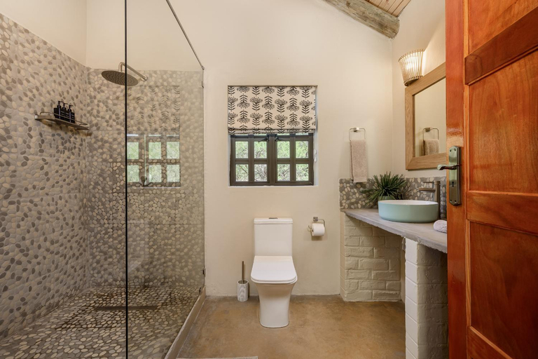 Bathroom 3, Glen Harry Game Reserve, Cacadu