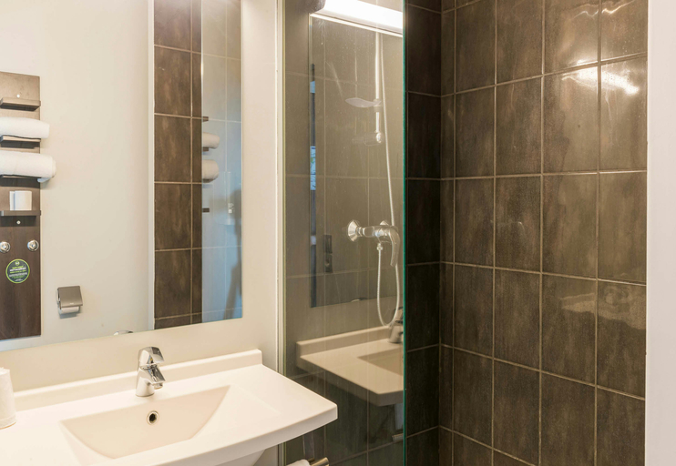 Bathroom 3, B&B HOTEL Romilly-sur-seine, Aube