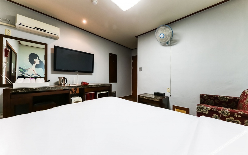 Bedroom 2, Cheongju Chojeongyaksu S, Goesan