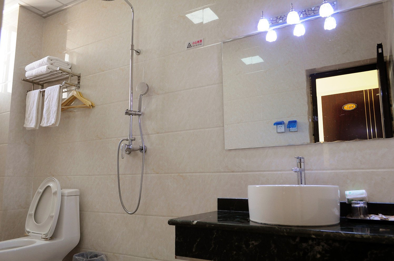 Bathroom 2, Caihonngqiao Hotel, Dali Bai