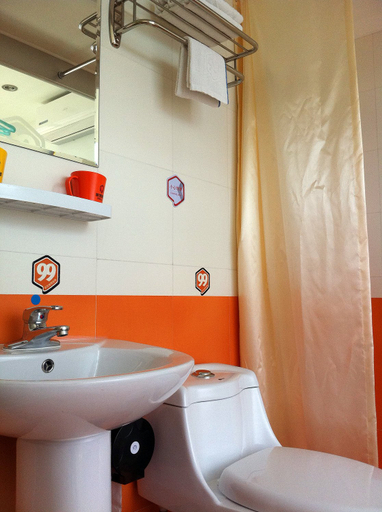 Bathroom 4, Haoting hotel (Shanghai Xincun Road Subway Station), Shanghai