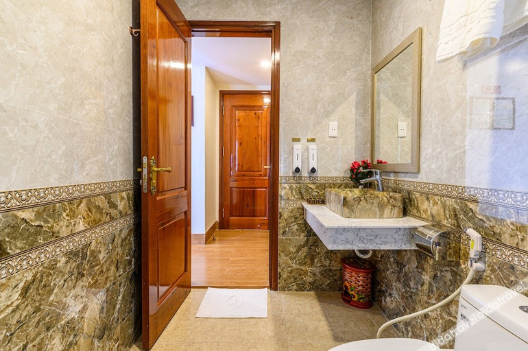 Bathroom 5, Duy Tùng Hotel Da Nang, Da Nang