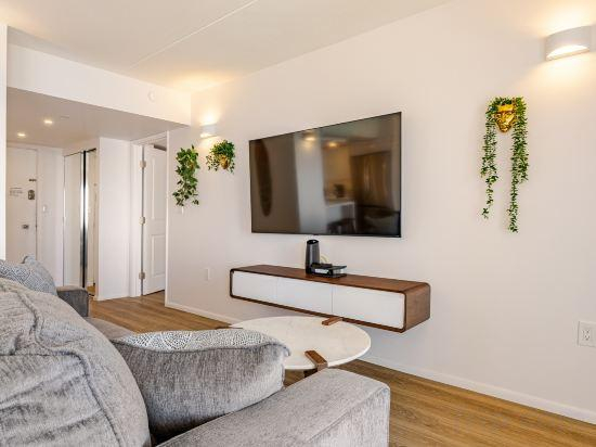2, Newly Reno’d Oceanview Luxe Stay w/ Free Parking, Honolulu