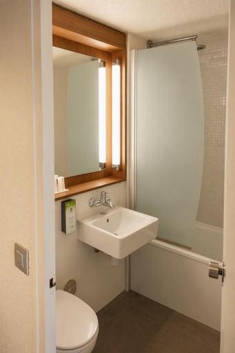 Bathroom 4, Campanile Orleans Nord Saran Hotel, Loiret