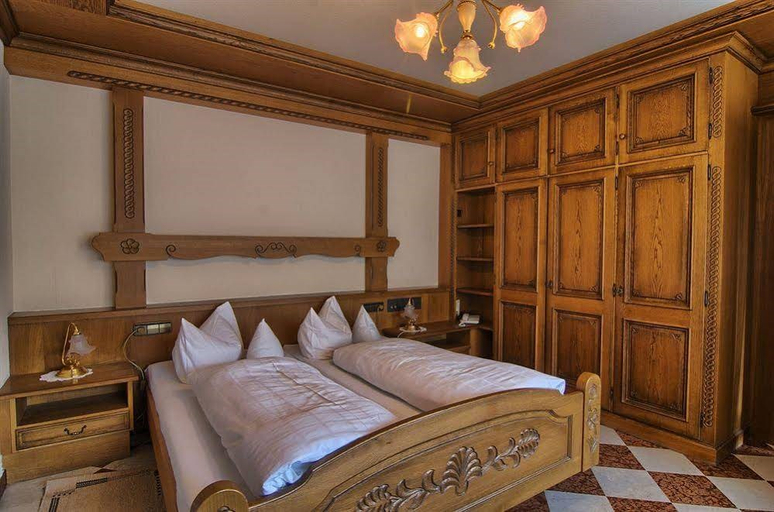 Bedroom 4, Hotel Hirsch, Ortenaukreis