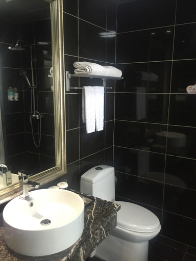 Bathroom 2, Grand Hyatt Changwu Business Hotel, Xianyang