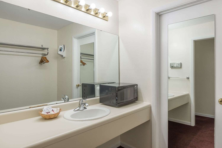 Bathroom, Knights Inn Kirksville, Adair