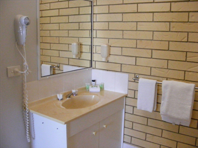Bathroom 3, Beachside Motor Inn, Hervey Bay - Pt A