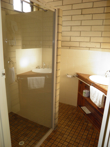 Bathroom 4, 7th Street Motel, Mildura - Pt A